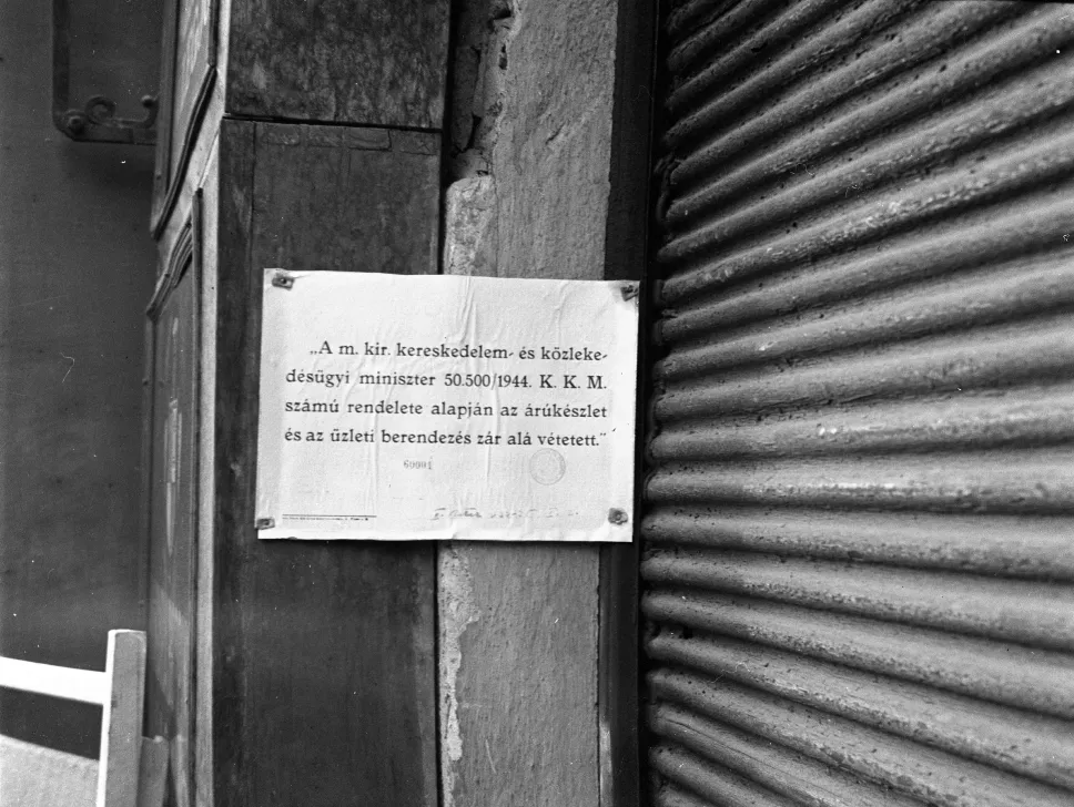 FP7_1944_Budapest_Rendelet_Az-†rukCszlet-Cs-az-Azleti-berendezCs-z†r-al†-vCtetett_fortepan_72702_Fortepan-Liss†k-Tivadar-1
